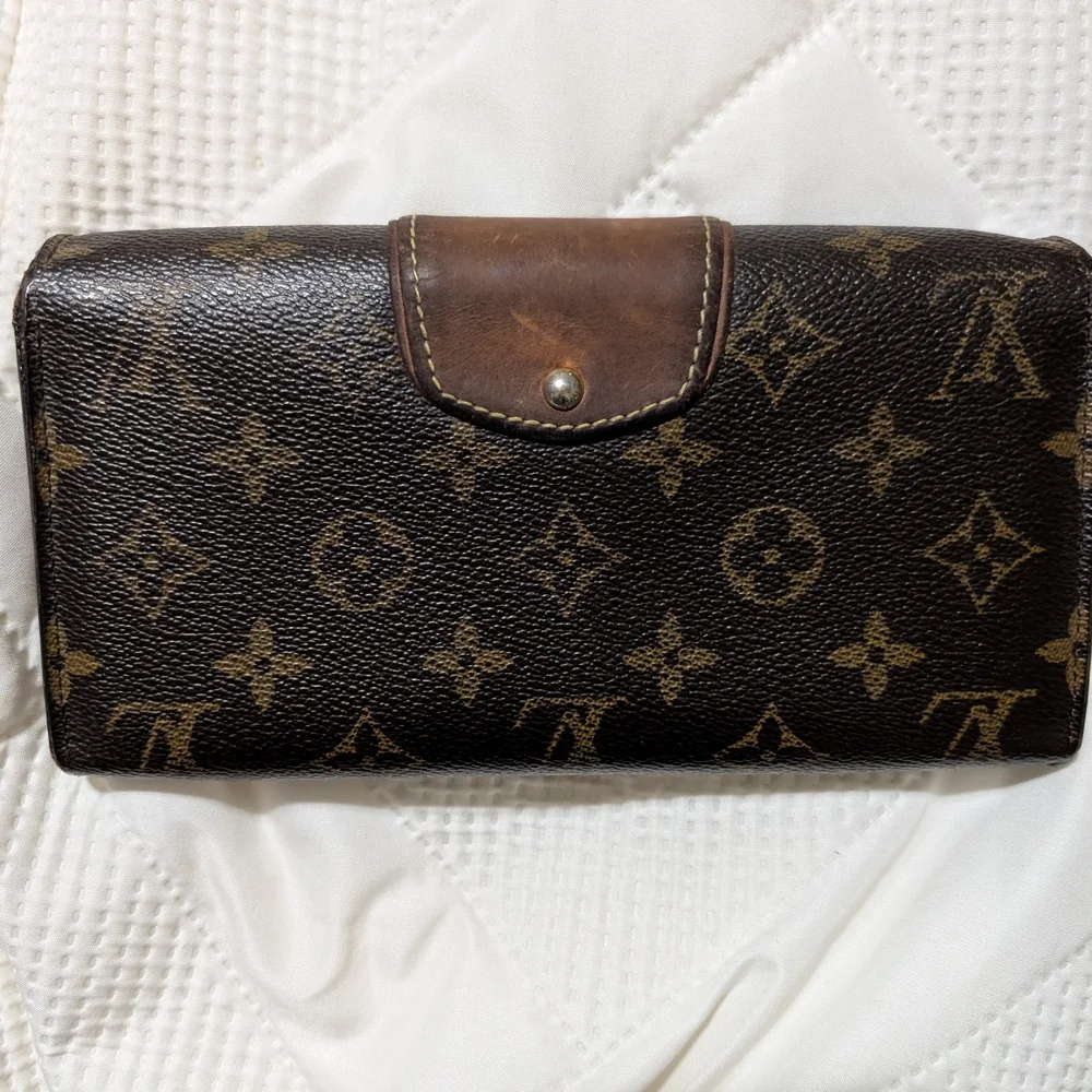 Authentic Louis Vuitton Brown and Gold Monogram Wallet - Picture 2 of 8